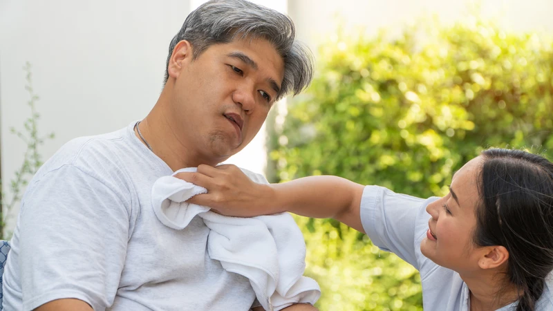Bệnh nhân bị liệt nửa người sau xuất huyết não cần được phục hồi vận động sớm