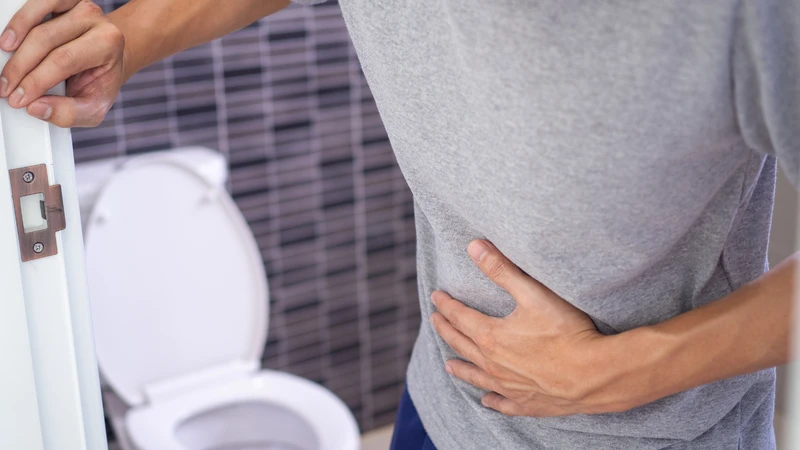 Đi ngoài phân lỏng trắng đục là bị làm sao?2