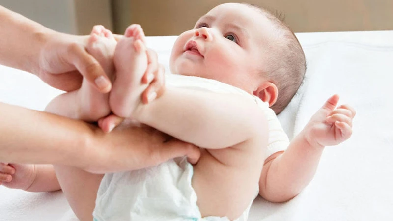 Đi ngoài ra nước màu vàng ở trẻ khá phổ biến