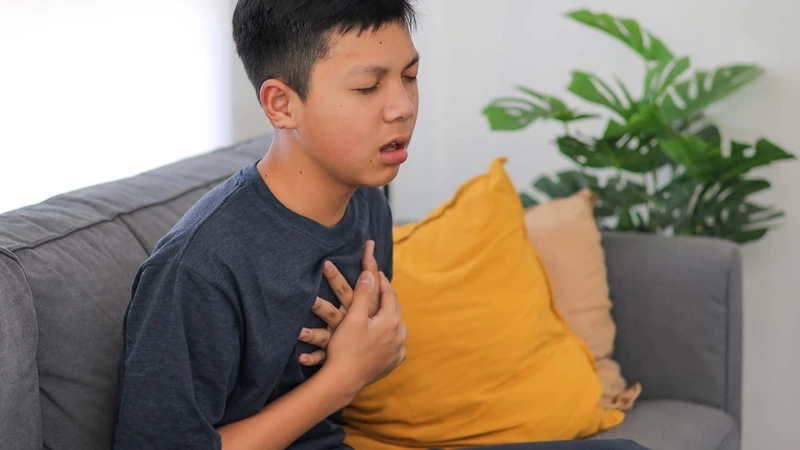 Dị tật xương ức gà có thể gây khó thở khi trẻ vận động gắng sức ở một số trường hợp nặng