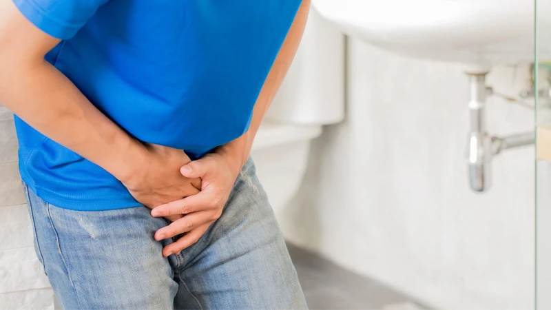 Đi tiểu ra máu kèm theo tiểu buốt, tiểu rắt và tiểu gấp là biểu hiện điển hình của nhiễm trùng đường tiết niệu