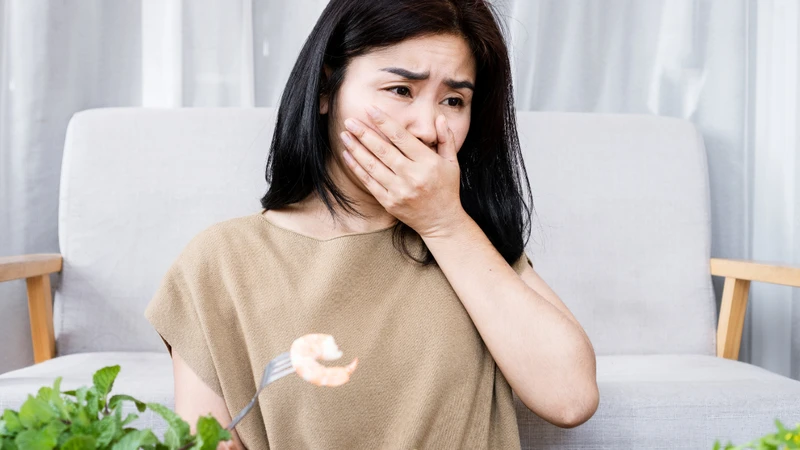 Dị ứng hải sản gây các biểu hiện tại đường tiêu hóa như đau bụng, buồn nôn, nôn hoặc tiêu chảy