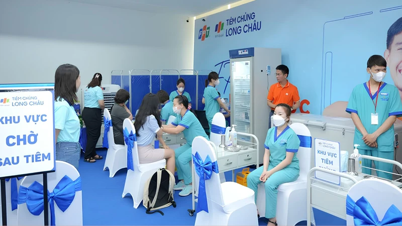 Ở lại điểm tiêm ít nhất 30 phút để theo dõi sức khỏe