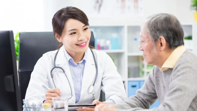 Khách hàng sẽ được giải đáp các thắc mắc liên quan đến vắc xin, quy trình tiêm và các thông tin cần thiết khác