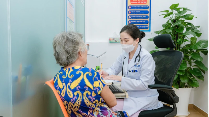 Khách hàng có tiền sử dị ứng, bệnh mạn tính hoặc đang điều trị thuốc đặc trị sẽ được bác sĩ cân nhắc trước khi quyết định tiêm