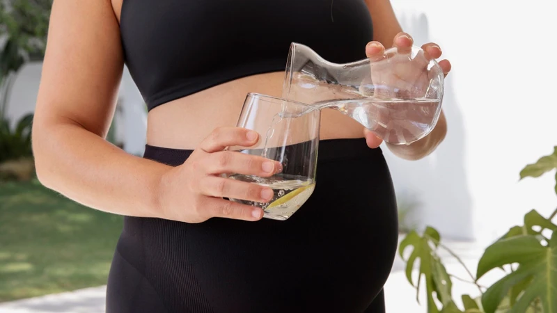 Bà bầu nên uống đủ nước mỗi ngày trong suốt thai kỳ