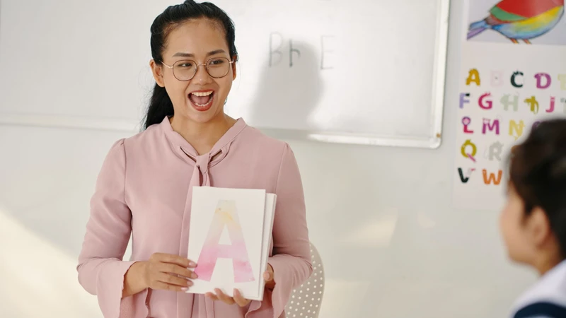Hỗ trợ trẻ vận động môi là một trong những cách giúp trẻ cải thiện tình trạng dính thắng môi