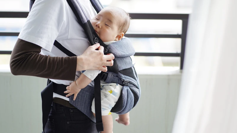 Địu em bé giúp cha mẹ thuận tiện hơn khi bế và chăm sóc trẻ