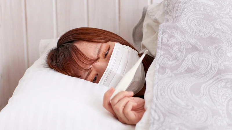 Sốt kéo dài, kèm triệu chứng bất thường cần được đánh giá y khoa