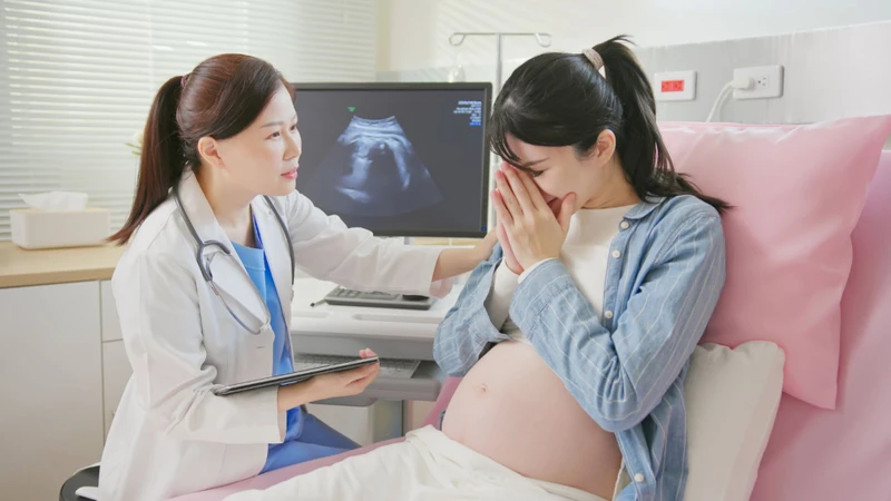 Mẹ bầu cần đến gặp bác sĩ để thăm khám nếu xuất hiện cơn đau bụng dữ dội