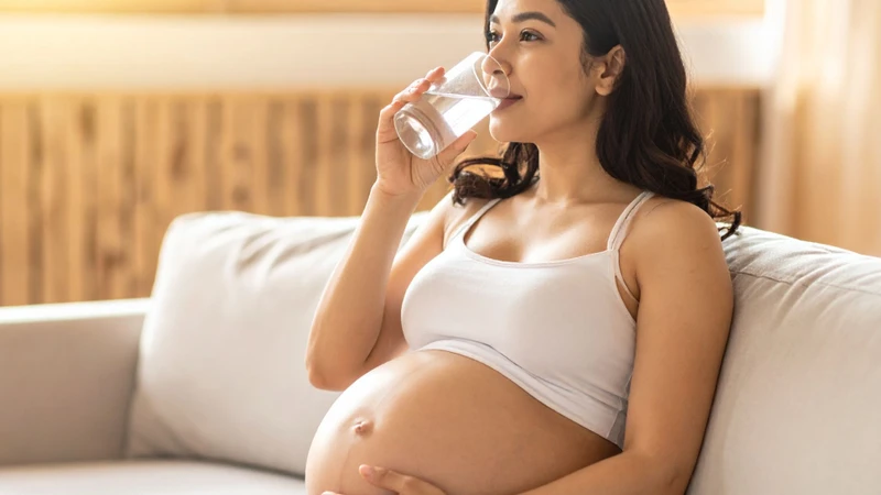 Uống nước dừa đúng cách giúp mẹ bầu cảm thấy dễ chịu hơn