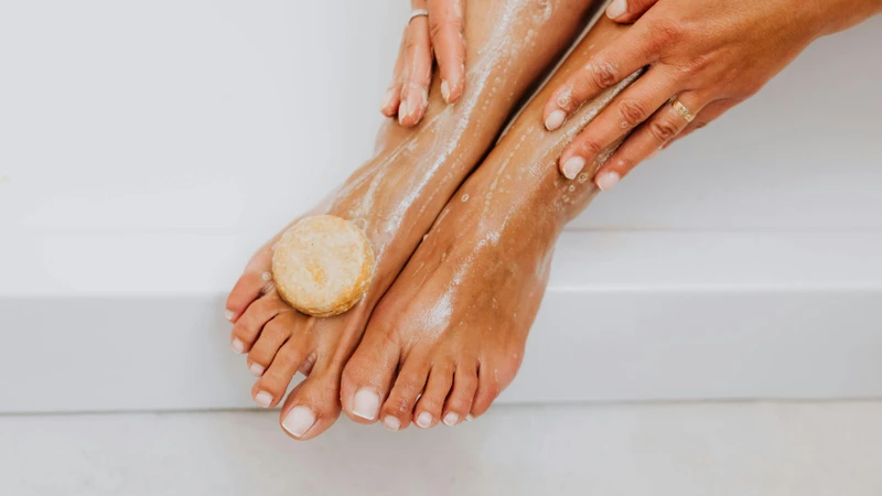 Dưỡng ẩm da thường xuyên giúp phòng ngừa tình trạng xuất hiện đồi mồi ở chân