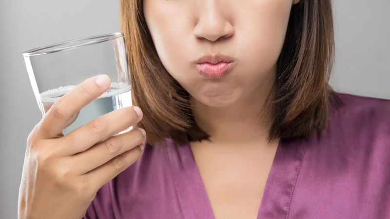 Sử dụng nước muối loãng súc miệng hỗ trợ cải thiện đốm đỏ trên lưỡi hiệu quả