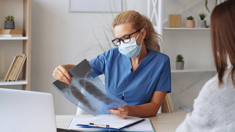 Khi trong phổi hình thành ổ mủ, người bệnh sẽ khạc ra đờm nâu hoặc có mùi hôi khó chịu