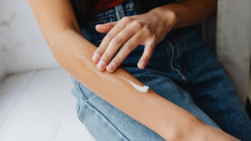 Dùng các sản phẩm chứa retinoid hoặc AHA cũng giúp cải thiện bề mặt da và hỗ trợ làm mờ sạm