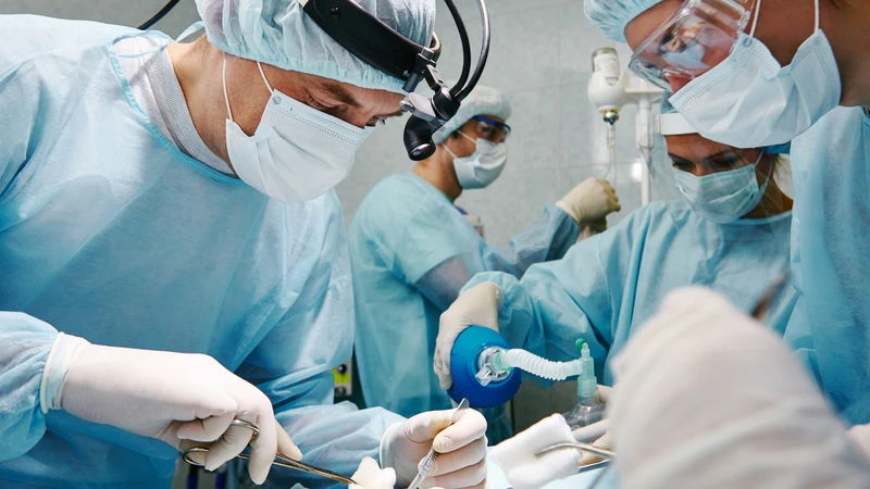 Quy trình phẫu thuật đòi hỏi sự chính xác và trang thiết bị hiện đại