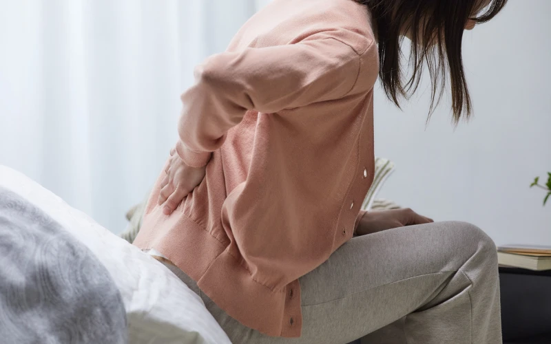 Nếu bạn có biểu hiện đau lưng hoặc đau cổ đột ngột, dữ dội thì cần đi khám ngay