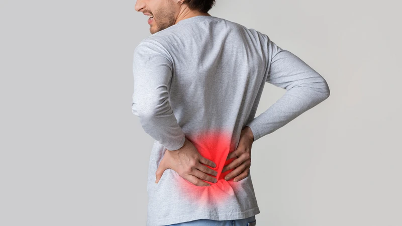 Đau lưng dưới là một trong những triệu chứng phổ biến nhất