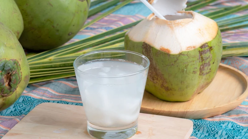 Dư ối có nên uống nước dừa không