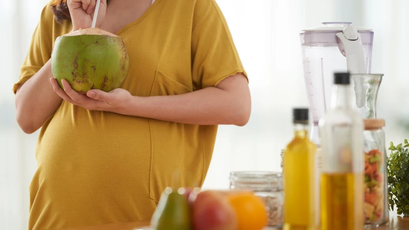 Mẹ bầu bị dư ối nên tránh uống quá nhiều nước dừa hoặc nước ép ngọt