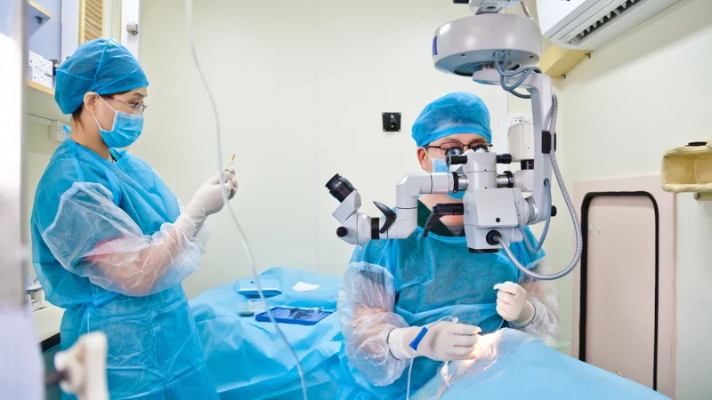 Phẫu thuật Phaco giúp thay thủy tinh thể bị đục bằng thủy tinh thể nhân tạo