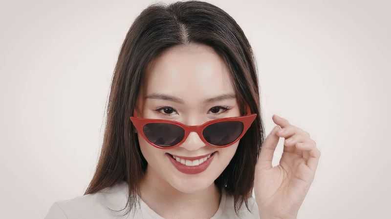Đeo kính râm để Bảo vệ mắt khỏi tia cực tím, từ đó giúp phòng ngừa đục thủy tinh thể người già