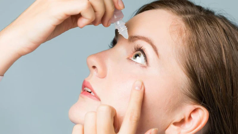 Bạn nên sử dụng nước muối sinh lý để rửa mắt khi bị cộm thay vì dụi mắt