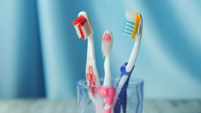 Dùng chung bàn chải đánh răng có lây HIV không? Đây là thắc mắc khiến nhiều người lo lắng