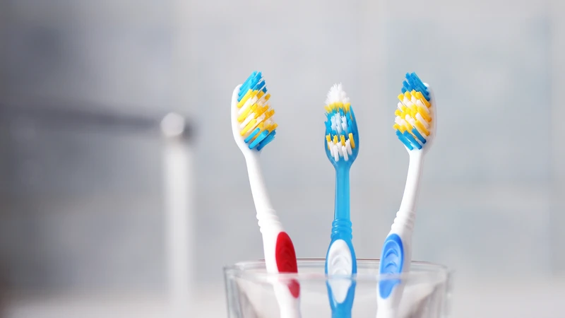 Tuyệt đối không dùng chung các vật dụng có khả năng dính máu