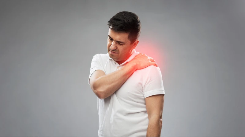 Đau vai, bầm tím cánh tay là những dấu hiệu thường gặp của đứt gân cơ nhị đầu