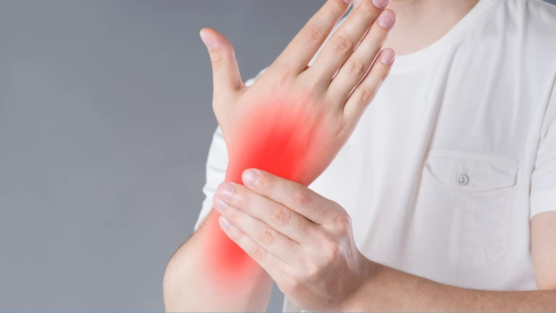 Đứt gân tay gây đau và sưng tại vùng tổn thương