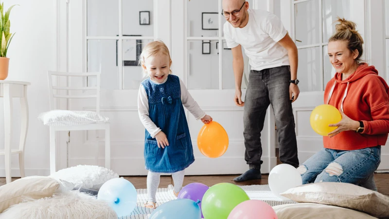 Cha mẹ nên chủ động giám sát các hoạt động của trẻ để phòng ngừa đứt thắng môi trên