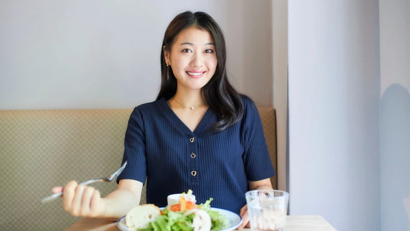 Duy trì chế độ ăn uống khoa học giúp tránh tình trạng bụng phình to và cứng ở nữ giới