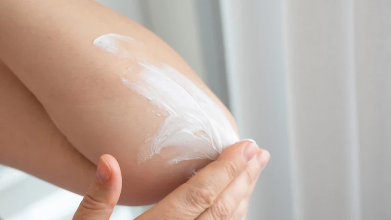 Dưỡng ẩm là bước nền tảng không thể thiếu trong quy trình chăm sóc da eczema