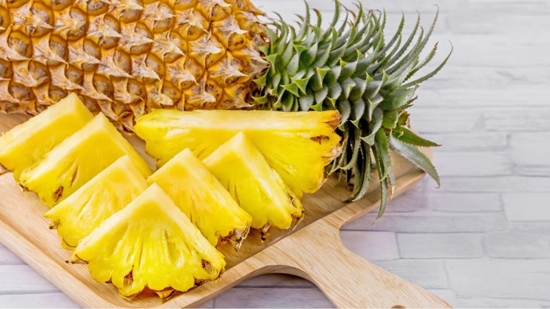 Dứa chứa bromelain, hỗn hợp enzym có khả năng phân giải protein
