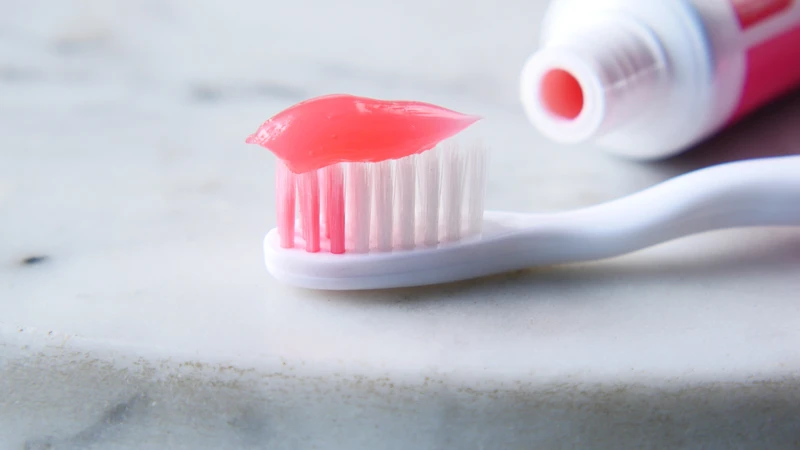 Một số hợp chất fluoride được đưa vào kem đánh răng nhờ