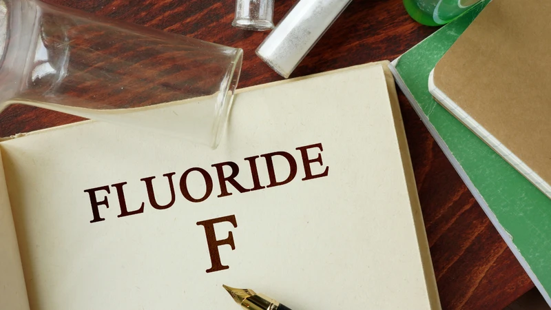Fluoride là một khoáng chất tự nhiên có trong đất, đá, nước và một số loại thực phẩm