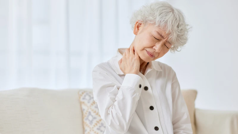 Một số tác dụng phụ có thể là đau nhẹ, bầm tím hoặc sưng nhẹ tại vị trí chọc kim