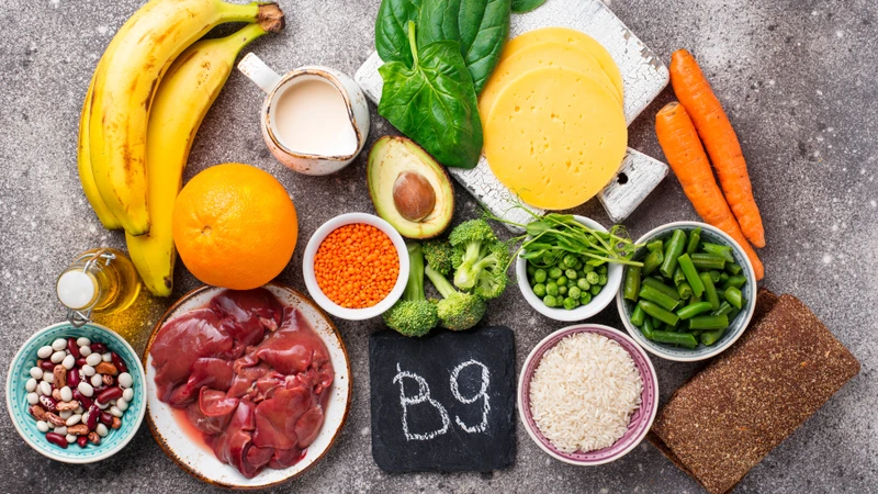 Folate và acid folic đều thuộc nhóm vitamin B9 nhưng có sự khác biệt về nguồn gốc, quá trình chuyển hóa và tích lũy trong cơ thể