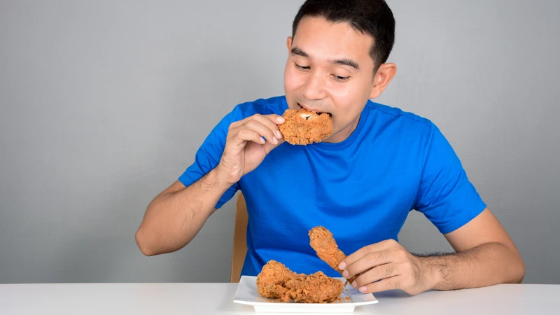 Ăn gà rán không kiểm soát có thể dẫn đến tăng cân nhanh chóng