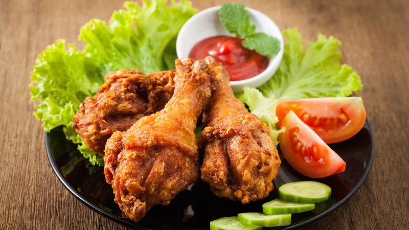 Kết hợp gà rán với salad rau xanh giúp cân bằng dinh dưỡng