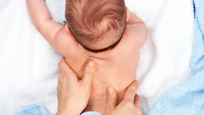 Một vết lõm ở lưng dưới của trẻ sơ sinh có thể là dấu hiệu cần được thăm khám