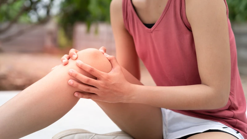 Đau, cứng khớp và tiếng lạo xạo có thể xuất hiện khi khớp gối bị tổn thương