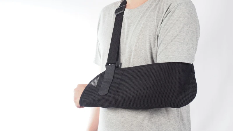 Cố định cánh tay giúp xương liền đúng trục, tránh cử động mạnh khiến xương bị di lệch