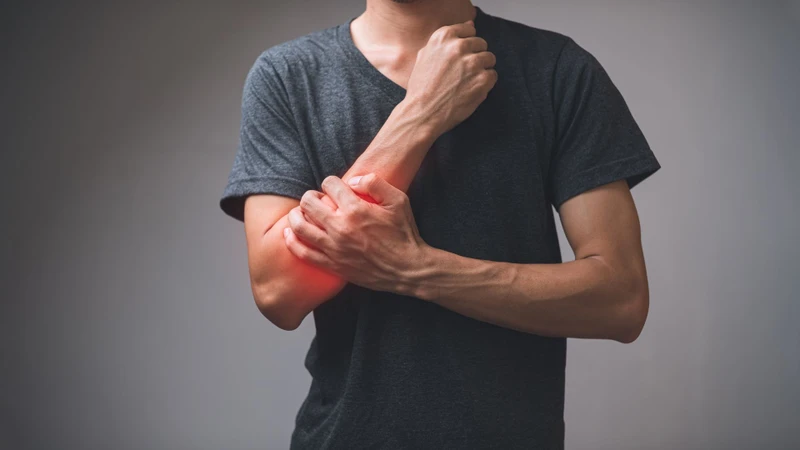 Người bệnh thường cảm thấy đau dữ dội ở vùng cánh tay khi xương cánh tay bị gãy