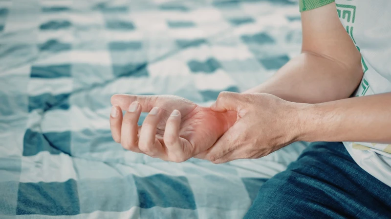 Gãy xương cổ tay khiến vùng xung quanh cổ tay sưng tấy kèm bầm tím