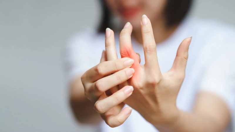 Người bị gãy ngón tay thường cảm thấy đau nhói tại đó