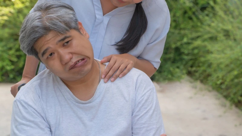 Nếu xuất hiện co giật, rối loạn ý thức hoặc các dấu hiệu thần kinh đột ngột như yếu liệt, méo miệng hay khó nói, cần được đánh giá y tế khẩn cấp