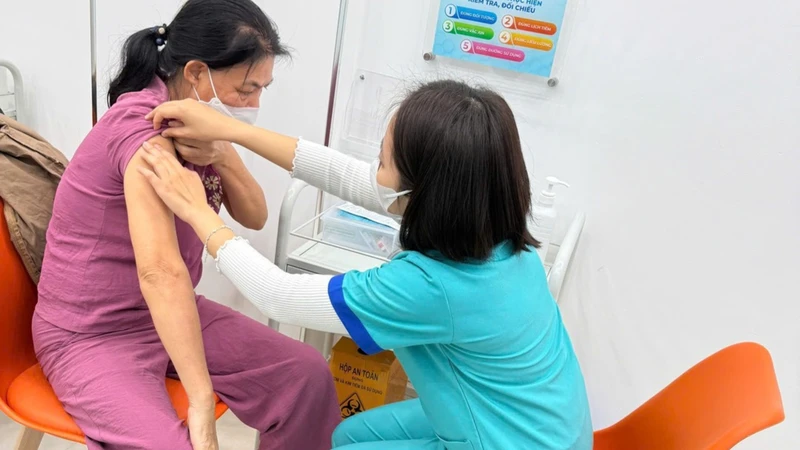 Không nên tiêm khi đang sốt cao, mắc bệnh nhiễm trùng cấp tính hoặc đang mệt mỏi nhiều