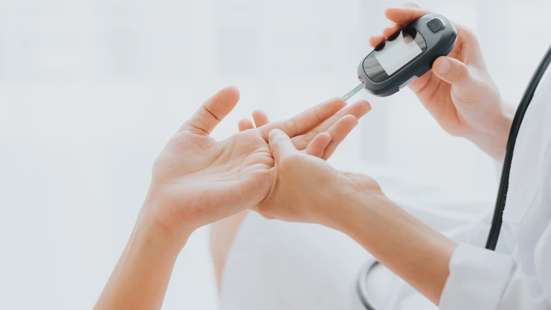 Người mắc bệnh tiểu đường cần kiểm soát chặt chẽ khẩu phần ăn chà là để tránh làm tăng đột ngột đường huyết